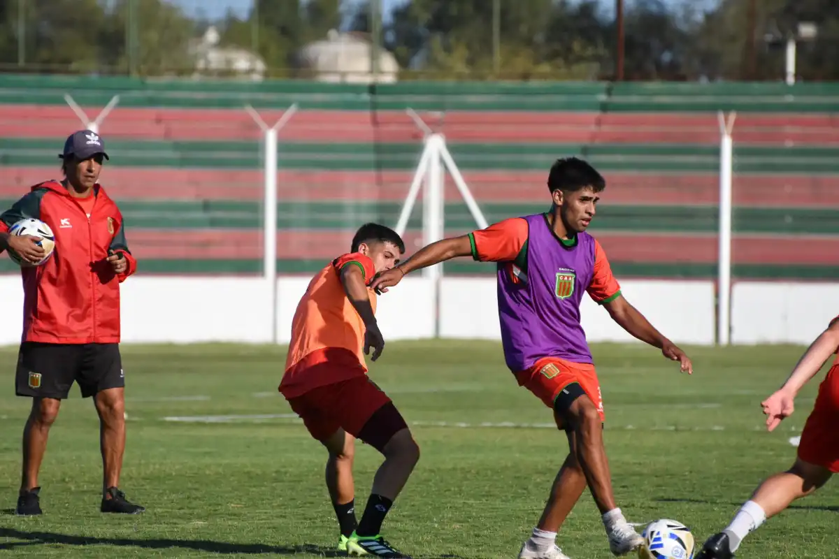 EN PLENA CRISIS. Patricio Toranzo busca frenar la sangría en su estreno como local. Agropecuario intentará ganar después de seis encuentros.