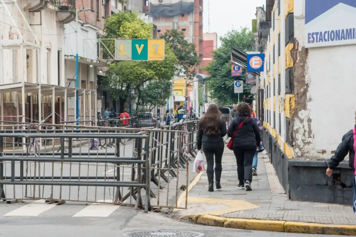 Para permitir el paso de la gente, la Dirección de Catastro instaló un vallado especial.