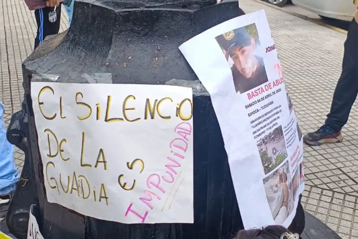 PROTESTA. Los familiares de Nando Rodríguez manifestaron ayer al frente de la comisaría de Simoca.