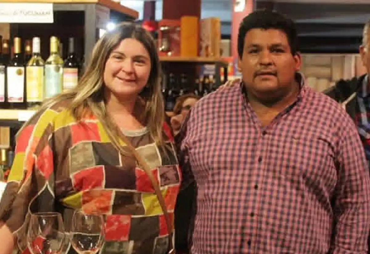 PAREJA. Elena Trejo y Javier Díaz son quienes producen los vinos de la bodega colaleña. 