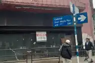 Delimitan la vereda tras la caída de mampostería en un histórico edificio querido por los tucumanos