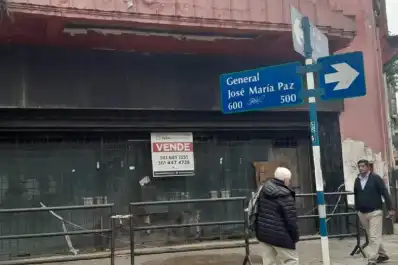 Delimitan la vereda tras la caída de mampostería en un histórico edificio querido por los tucumanos