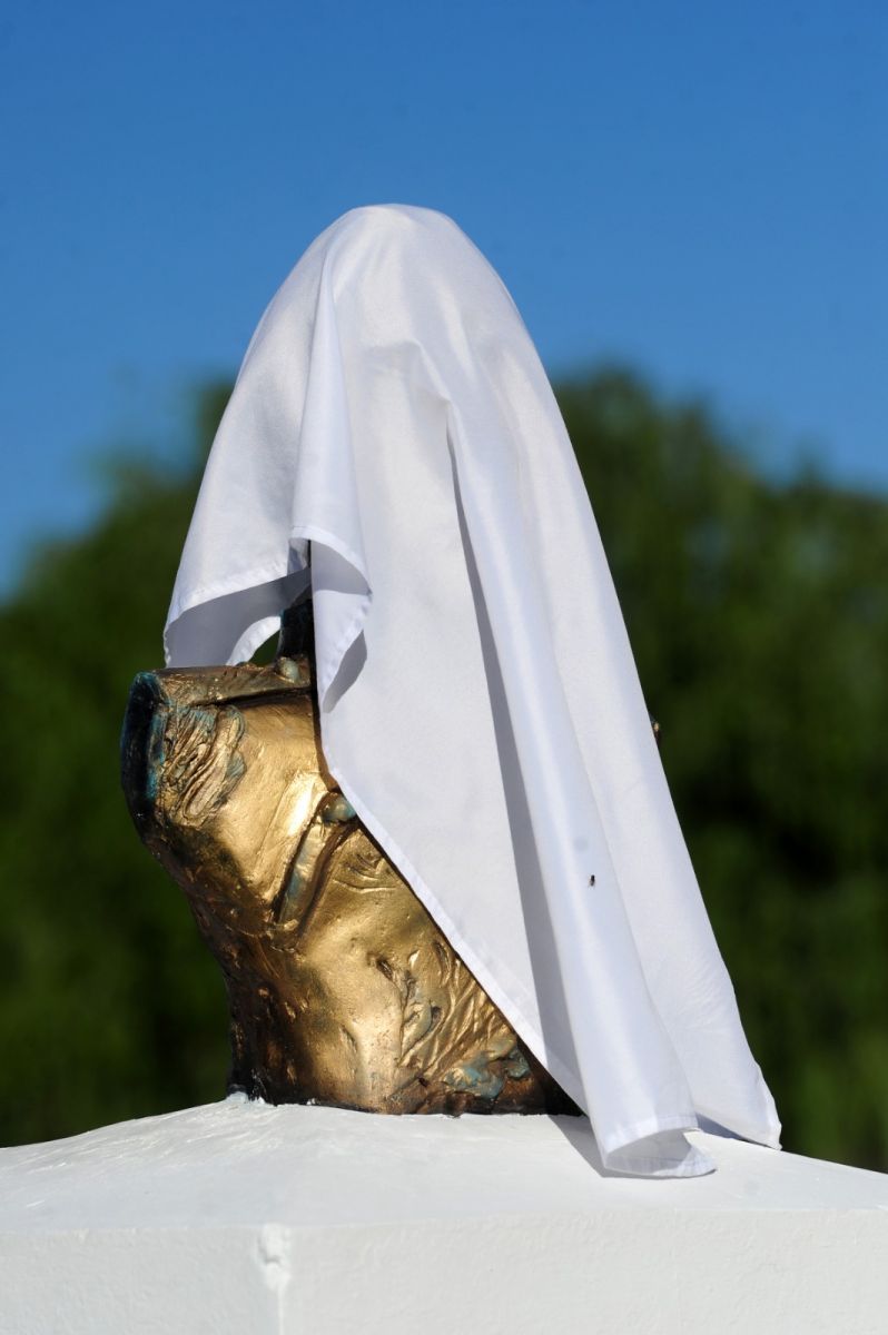 EN TRANCAS. Busto de Bernabé Aráoz, cubierto con una manta durante un acto.