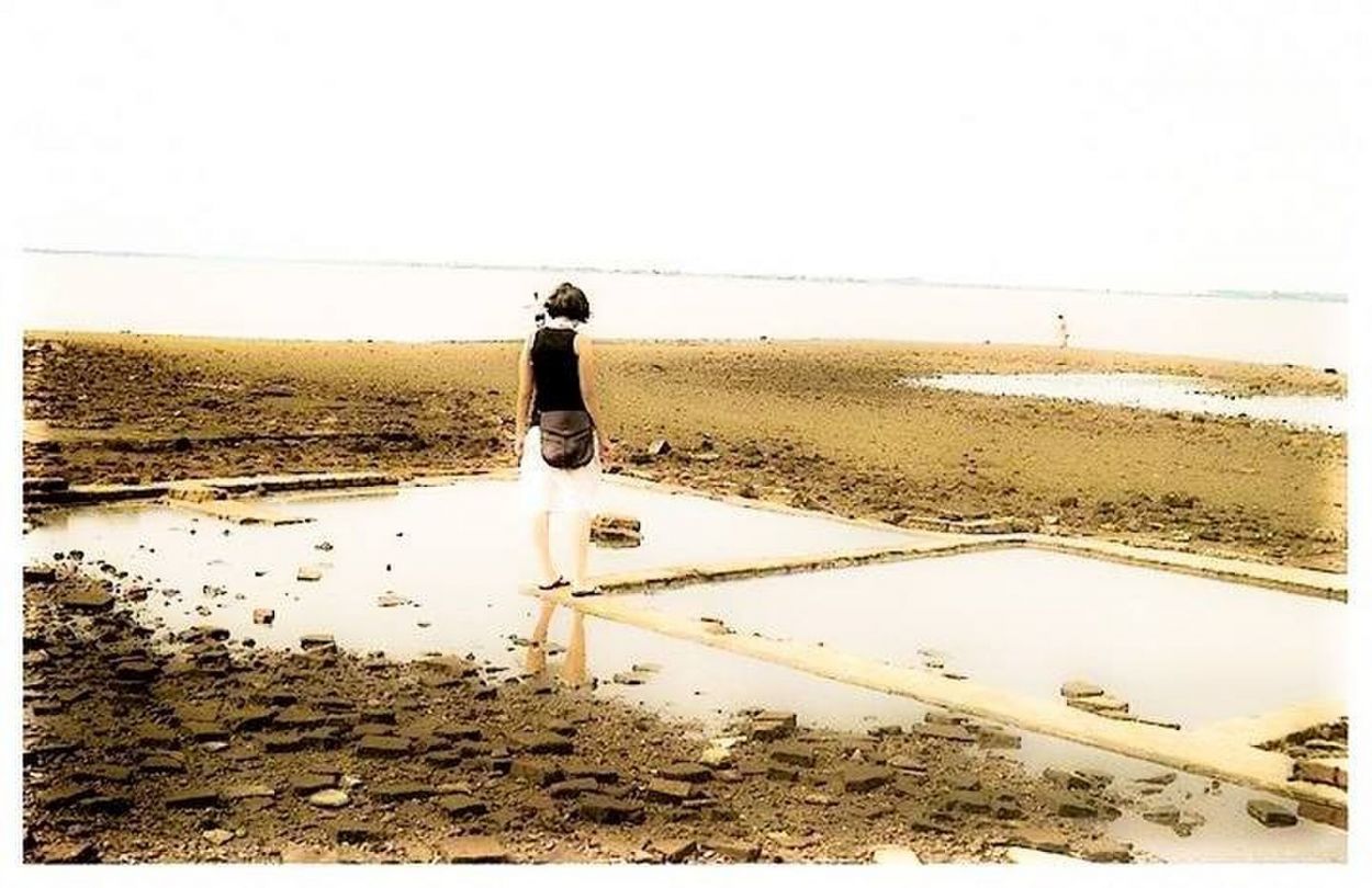 VESTIGIOS. Al bajar el agua, se pueden ver cimientos, y algunos objetos.