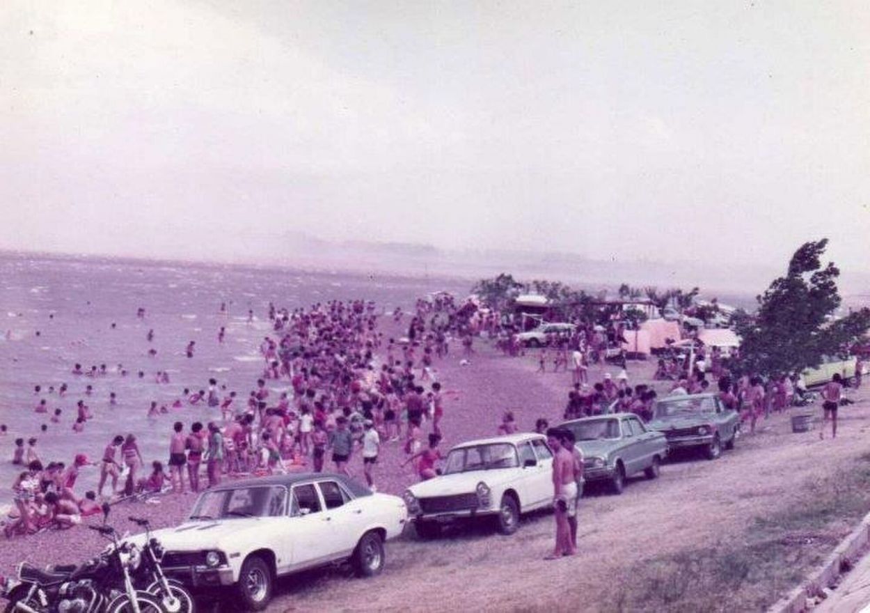 MUCHA VIDA Y DIVERSIÓN. Un día de playa, en la vieja Federación.