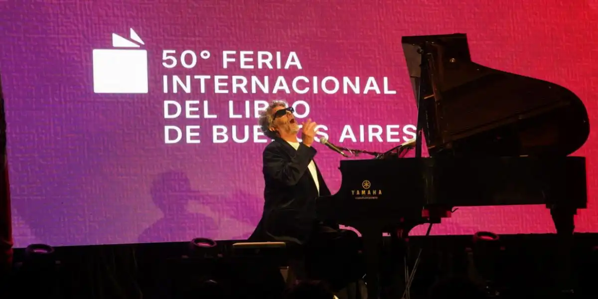 MÚSICA INICIAL. Fito Páez dio un show acústico para los 1.500 asistentes en la apertura de la Feria del Libro, en el escenario de La Rural.