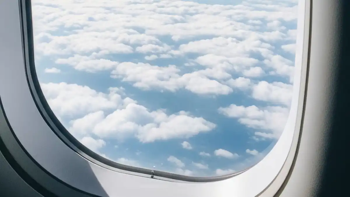 La verdad detrás de los misteriosos pequeños agujeros en las ventanas de los aviones