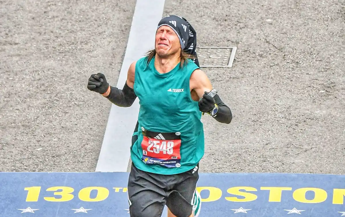 Jorge Larry finalizó la Maratón de Boston con un tiempo de dos horas y 33 minutos.