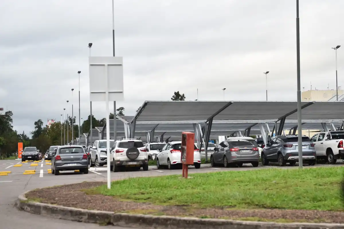 LUGAR CONCURRIDO. El estacionamiento del aeropuerto Benjamín Matienzo suele estar completo en los horarios pico. Fotos de LA GACETA / Por Osvaldo Ripoll