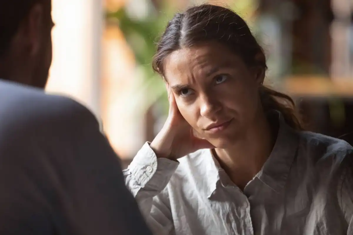 Qué le pasa a la persona que solo habla de sí misma, según expertos en comportamiento