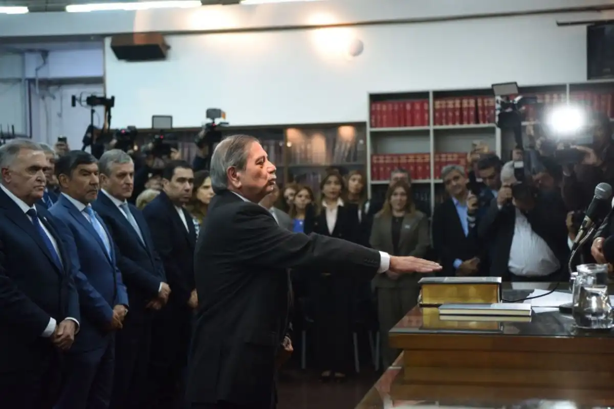 ACTO. El juez José Manuel Díaz Vélez presta juramento para entrar en funciones al frente del Juzgado N° 3.