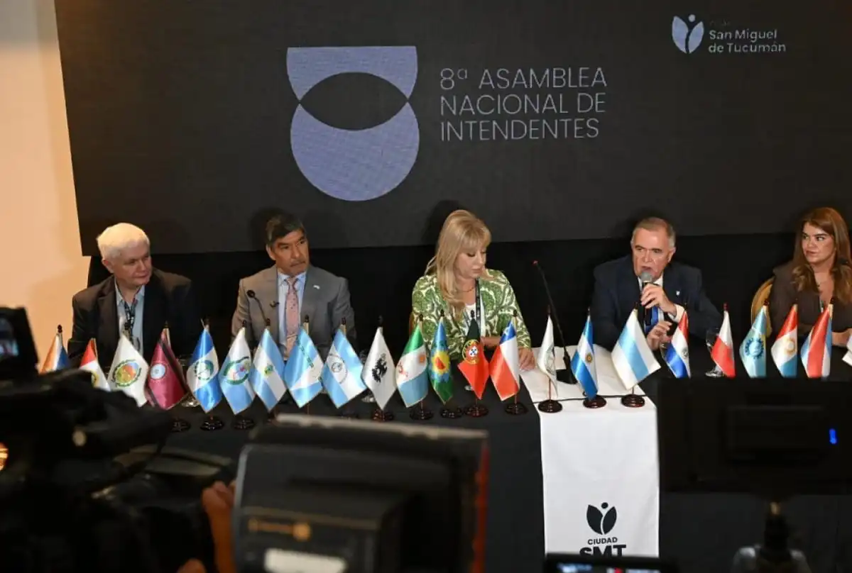 La jornada reunió a intendentes de todo el país, junto a representantes internacionales de Chile, Paraguay y Portugal