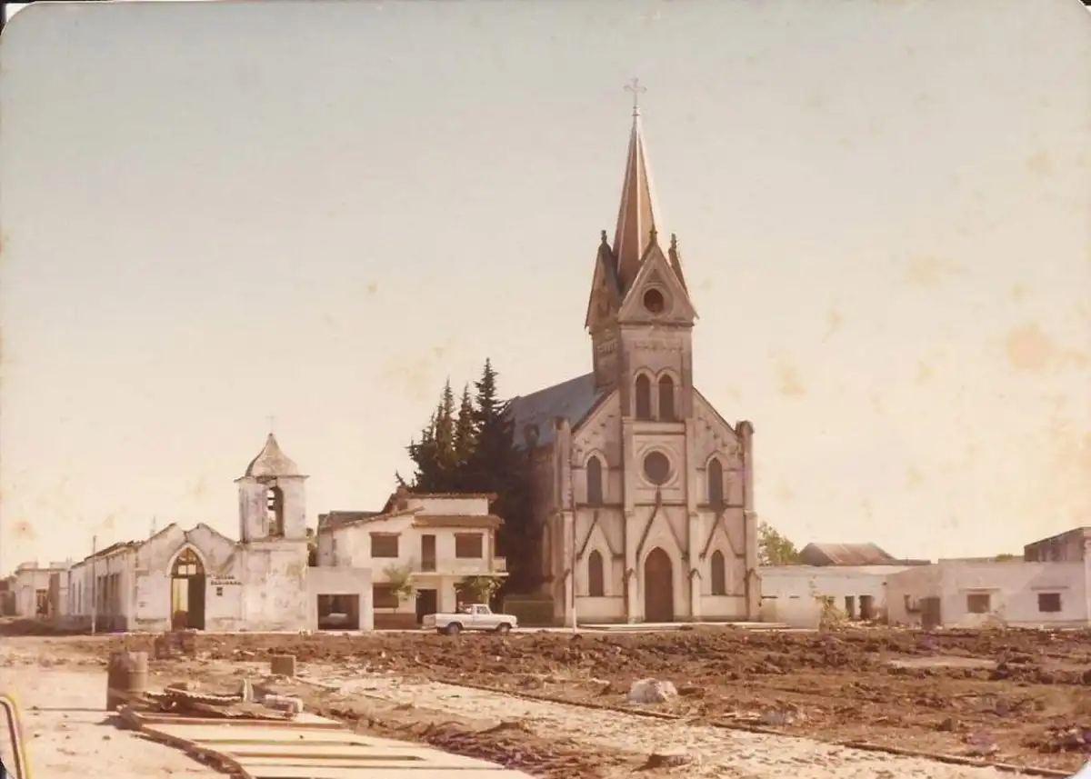 CERCA DEL FINAL. La iglesia y otros edificios céntricos de la ciudad de más de 120 años, a poco del avance de las aguas y ya sin sus pobladores.