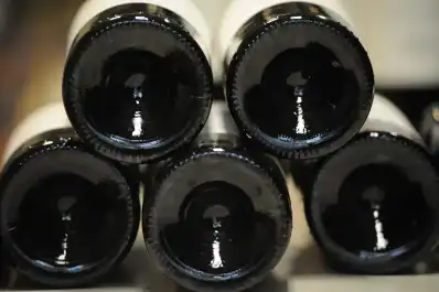 Lo que no sabías de las botellas de vino: para qué sirve el hueco en la base