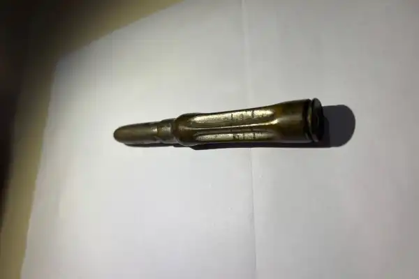 Alerta en Yerba Buena: una docente encontró un cartucho de fusil dentro de su campera en una escuela