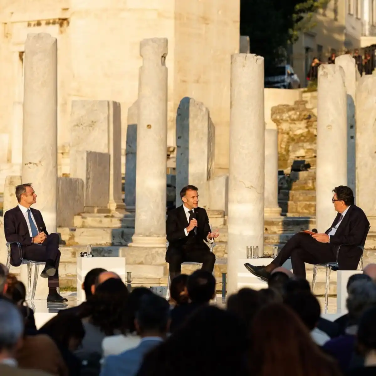 ATENAS. Macron, con el presidente de Grecia, Konstantinos Tasoulas.