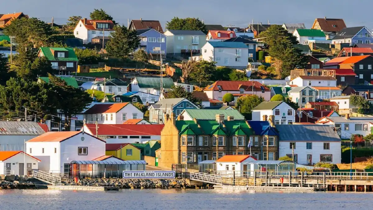 El gobierno del archipiélago y el Reino Unido reaccionaron con dureza ante un documento del Pentágono que pone en duda la soberanía británica.