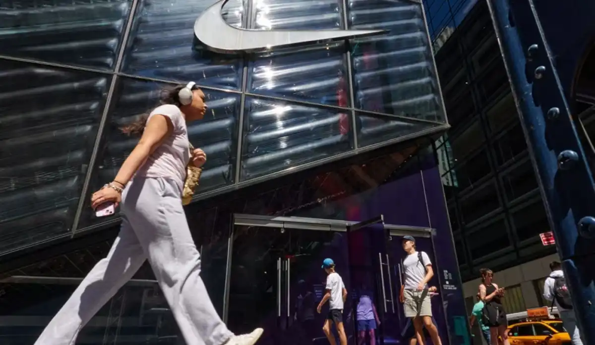 Nike cotinúa los recortes de enero. 