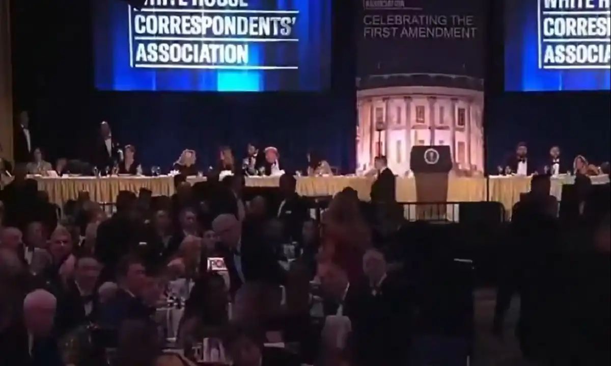 ALARMA. El momento en el que Trump era desalojado del lugar por un tiroteo. 