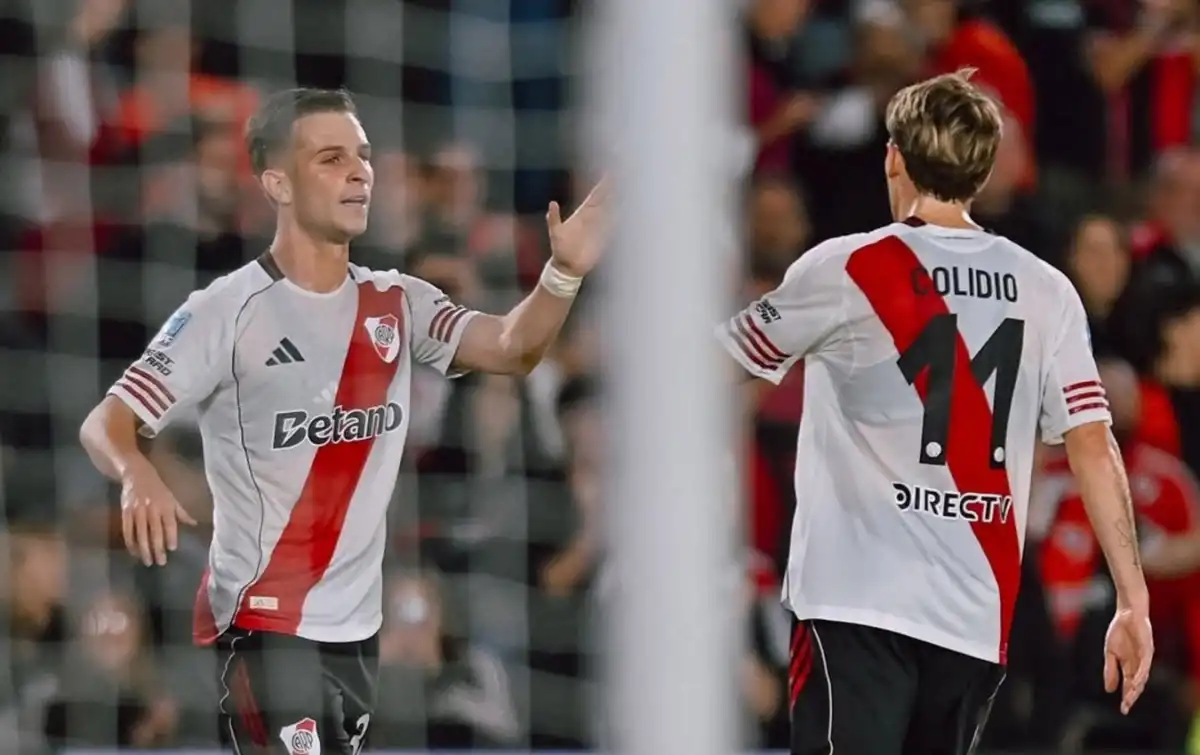 APERTURA DEL MARCADOR. Giuliano Galoppo festejar con Facundo Colidio el 1-0.