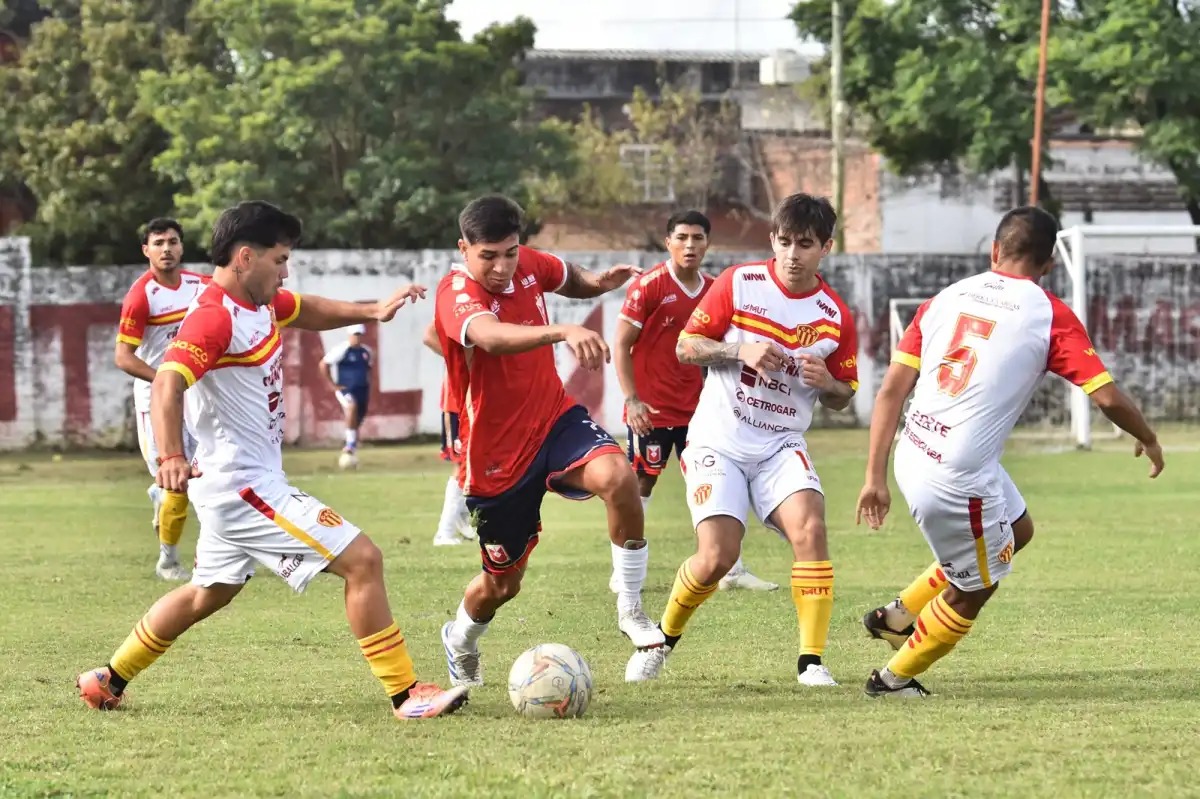 DESEQUILIBRIO. Matías Smith es una amenaza constante en el uno contra uno. De su desfachatez se desprende un gran porcentaje de las acciones de gol del equipo.