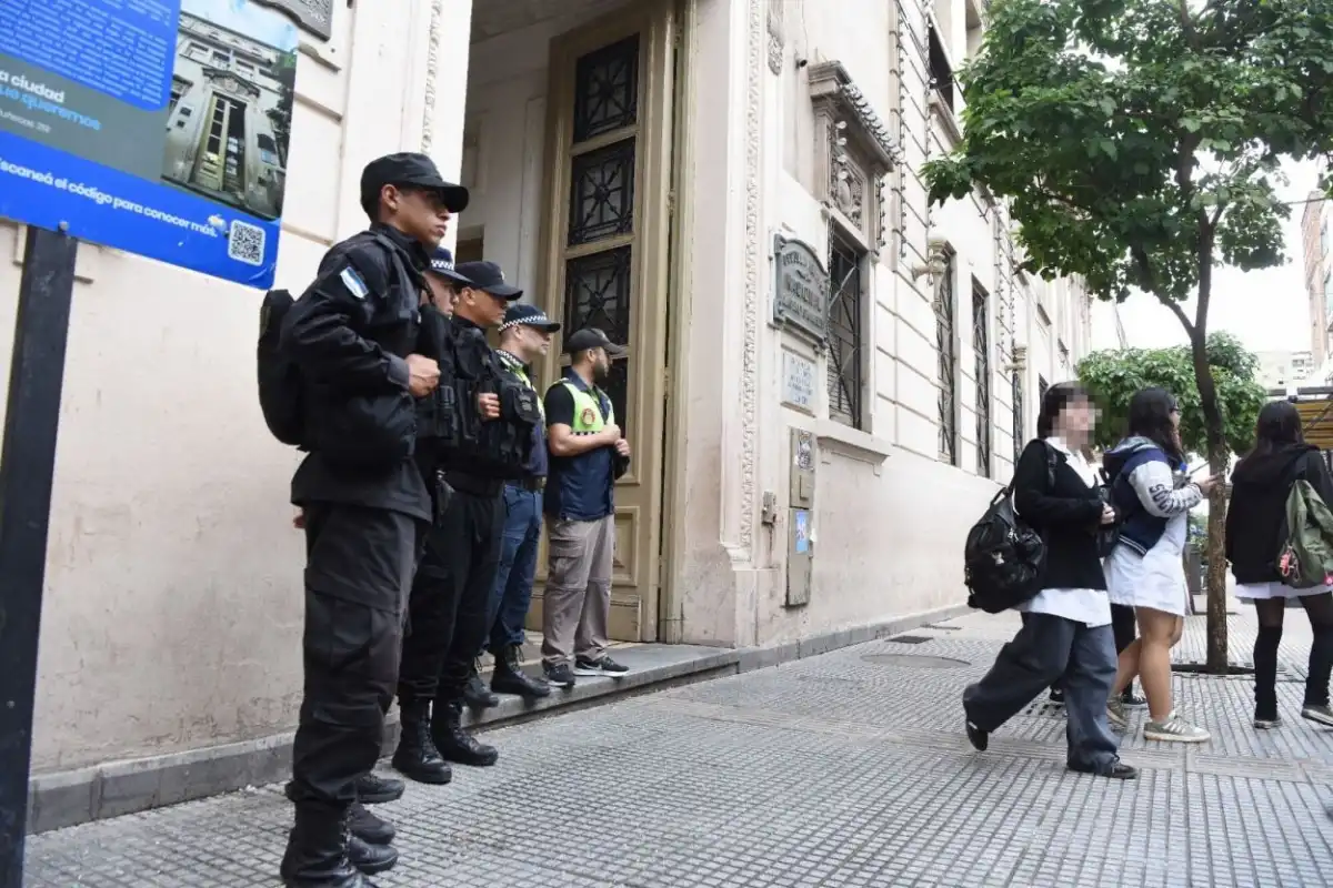 EL IMPACTO. Se implementaron controles de pertenencias, presencia policial y sanciones a estudiantes y padres.