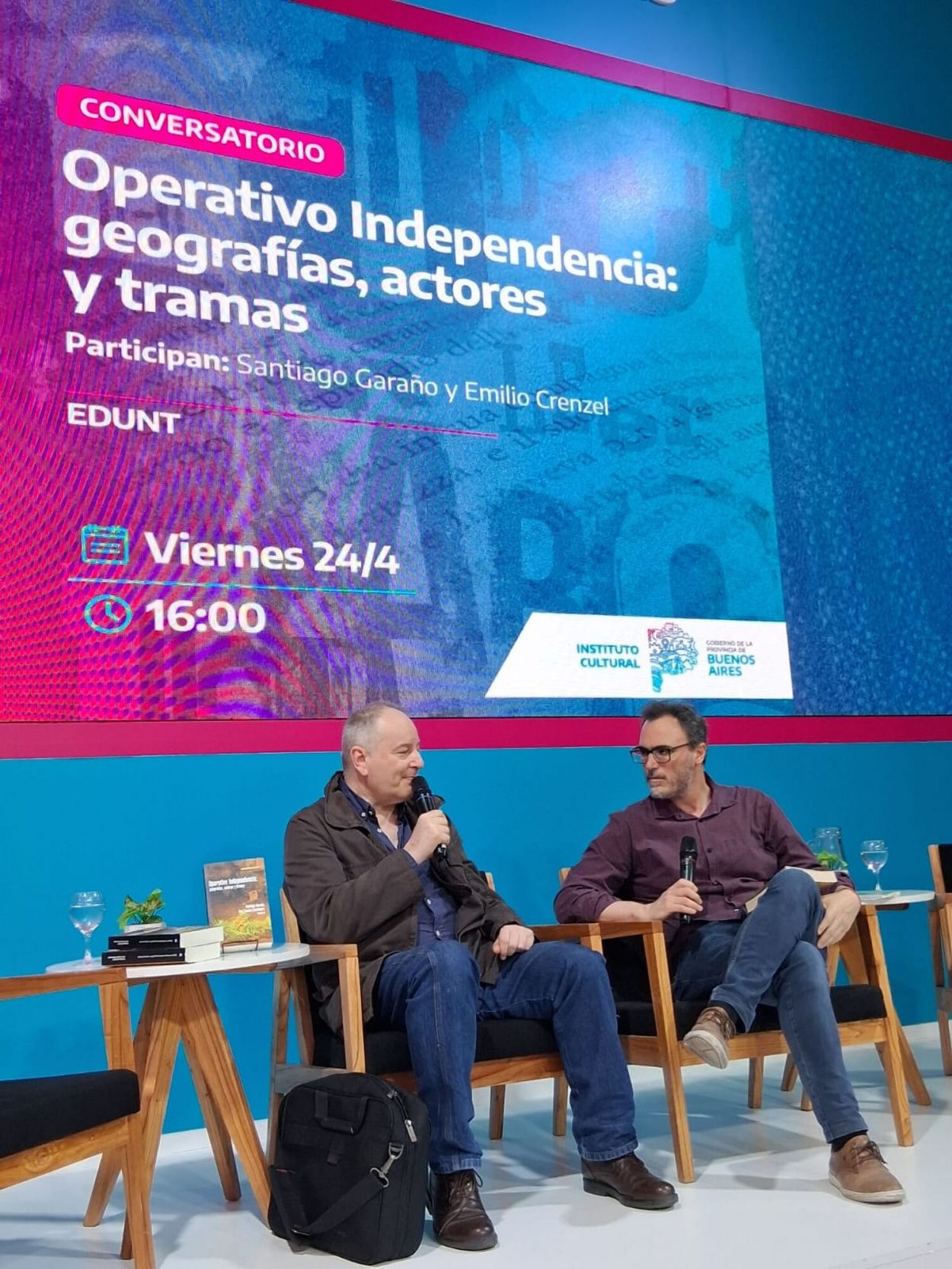 PRESENTACIÓN. Santiago Garaño y Emilio Crenzel hablaron del libro sobre el Operativo Independencia que editó Edunt, cuyos títulos están en dos stands: el del Norte y junto a la Red de Editoriales Universitarias.