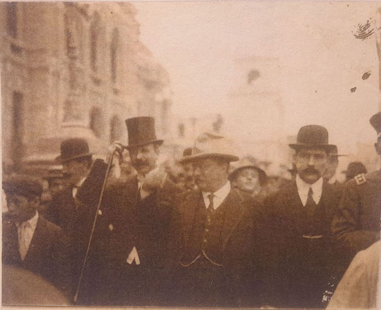 ARRIBO. El visitante, flanqueado por el gobernador Ernesto Padilla y el ministro Gustavo Silvetti.