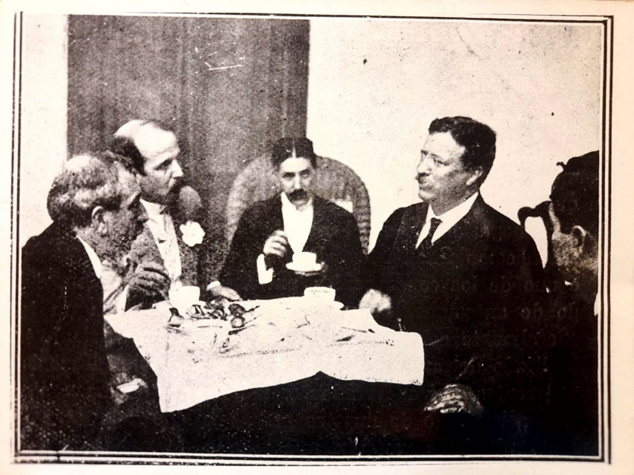 TOMANDO EL TÉ. En compañía de Ernesto Padilla, ministros Colombres y Silvetti y el ingeniero Luis F. Nougués.
