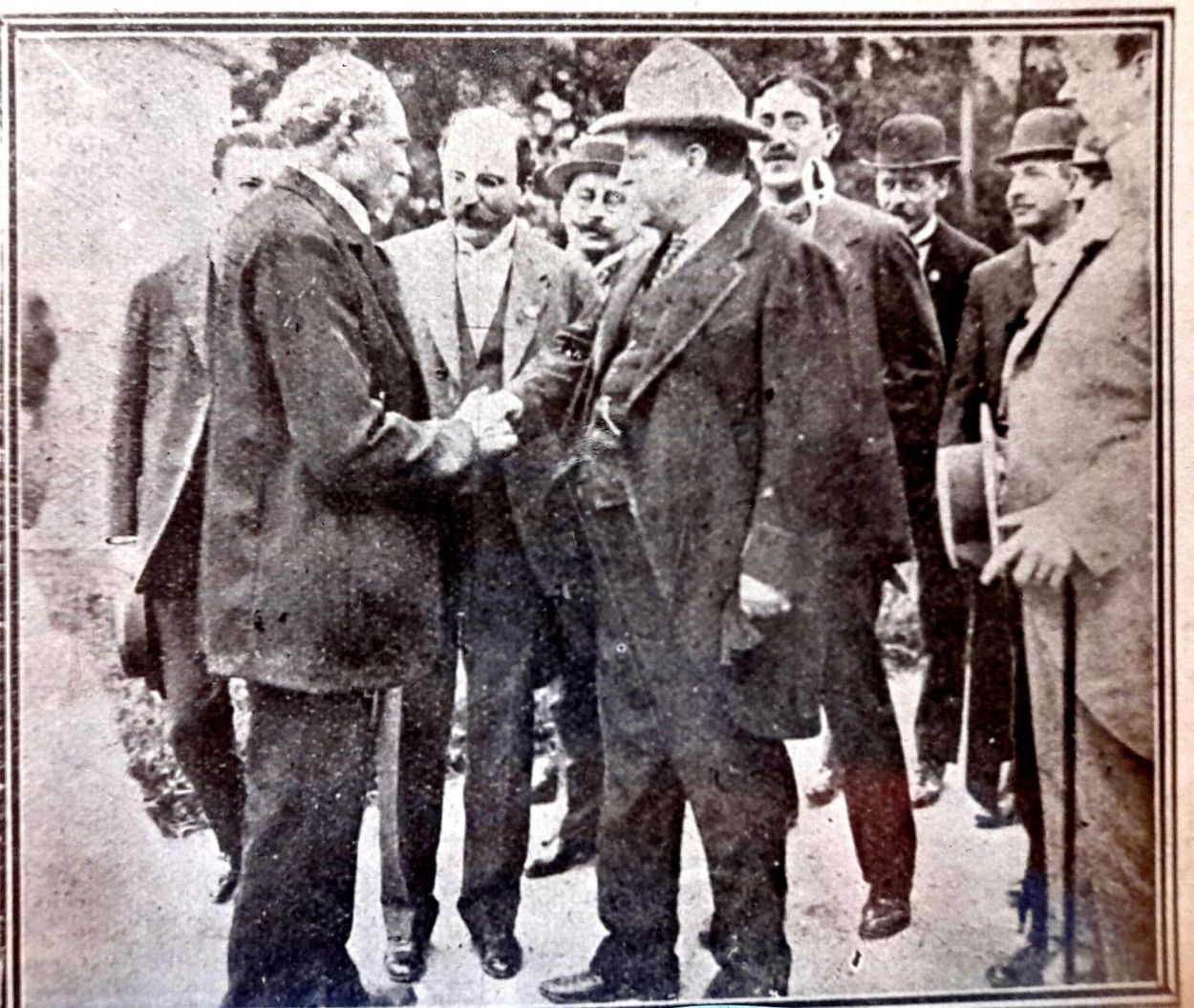 EN LA PLAZA BELGRANO. Roosevelt saluda a un transeúnte.