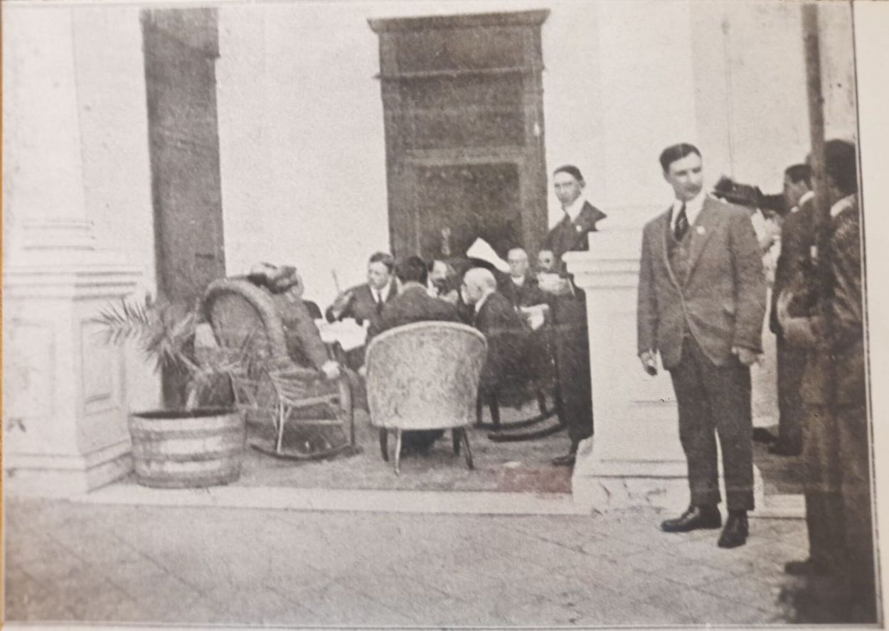 VISITA A LA ESTACIÓN EXPERIMENTAL. Fue el mismo día de su llegada.