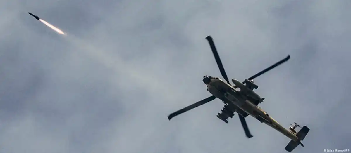 Helicóptero israelí disparando un proyectil en la frontera con Líbano. DW (Jalaa Marey/AFP)