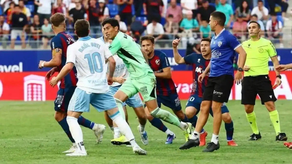 INSÓLITO. Esteban Andrada enloqueció tras recibir la explosión y le propinó una trompada sin precedentes a su rival.