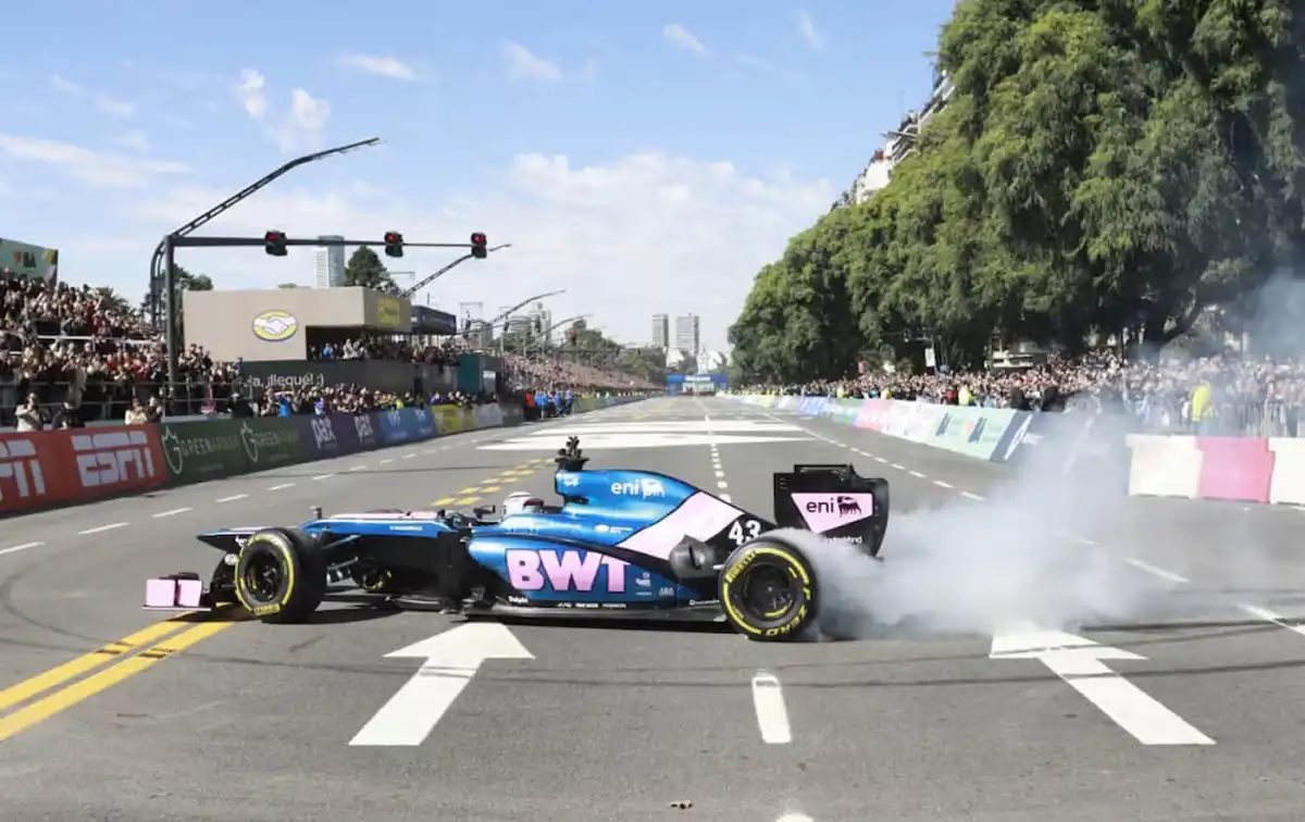 Colapinto hizo varios giros en las calles de Tucumán.