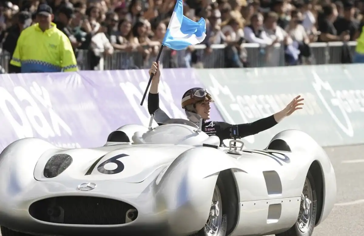 Colapinto se subió a la Flecha de Plata de Fangio. 
