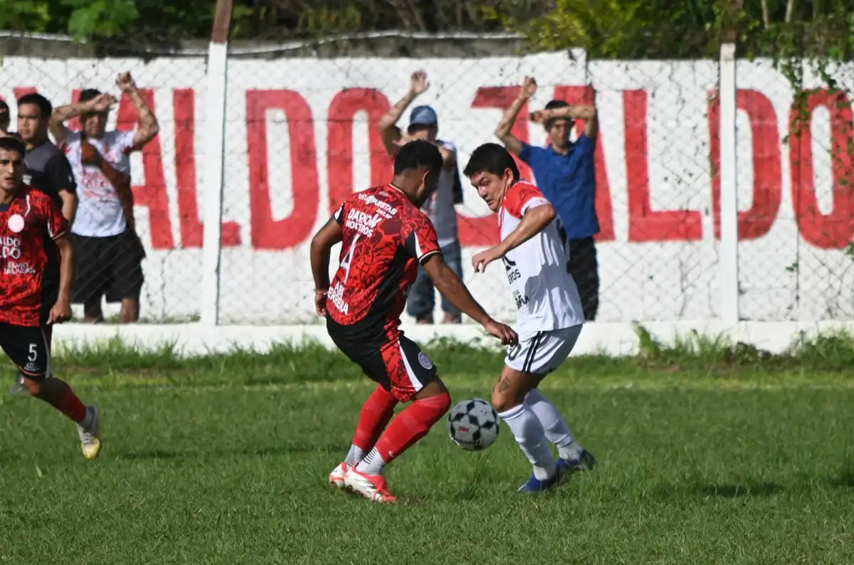 INTACTO. Luis Miguel Rodríguez intenta llevarse la pelota ante la marca de Julio Coronel.