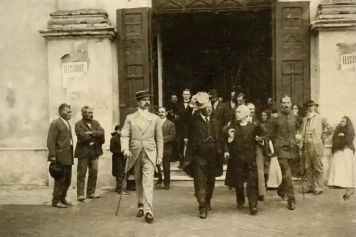 AL SALIR DE LA VIEJA IGLESIA DE LA MERCED. El gobernador Ernesto Padilla, de traje claro, y Theodore Roosevelt, que se acomoda el sombrero.