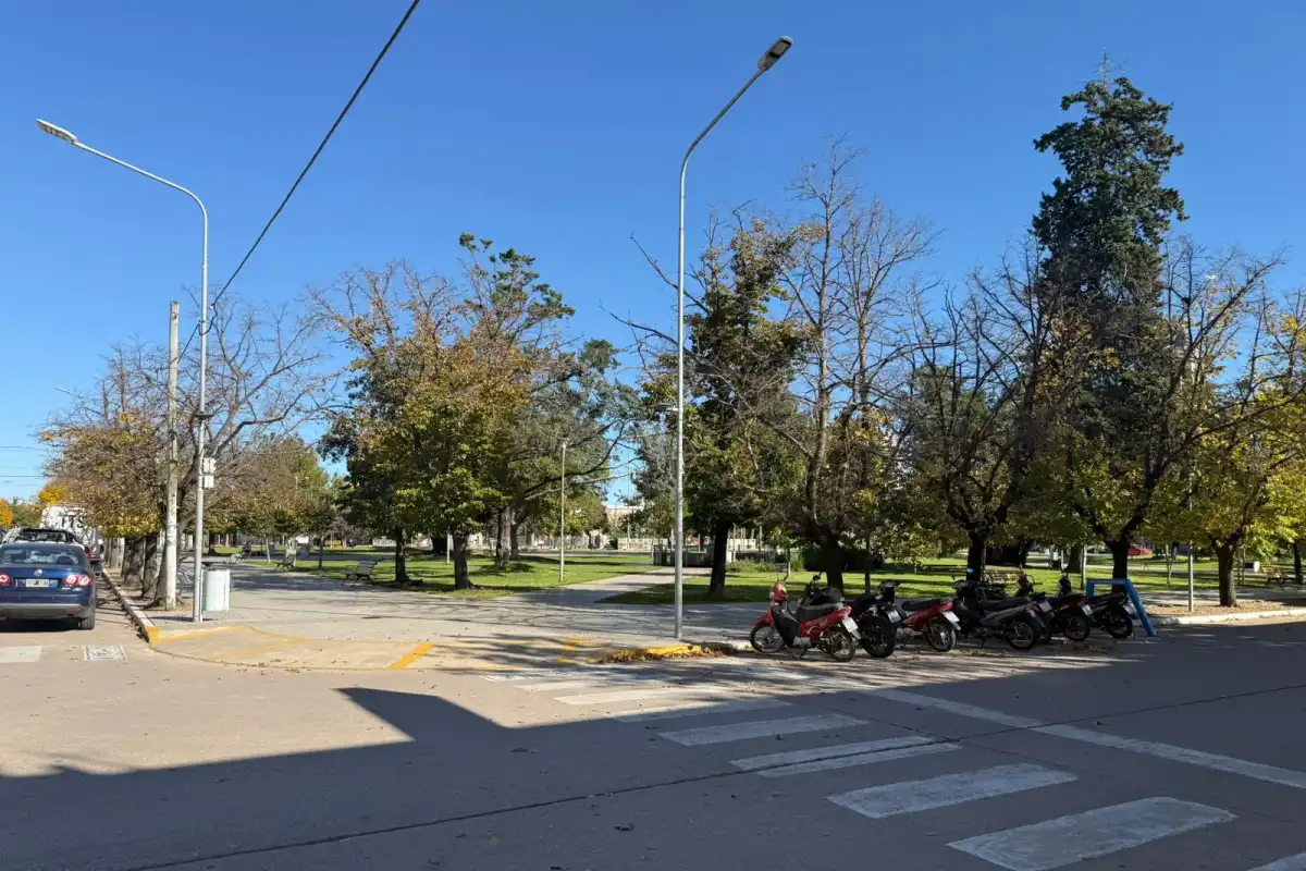 DESOLADA. Así está la plaza principal de Carlos Casares un domingo por la mañana. La ciudad camina en una dirección diferente al fútbol de Agropecuario.
