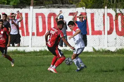 Pulga Rodríguez volvió a pisar el césped de Simoca tras más de 20 años