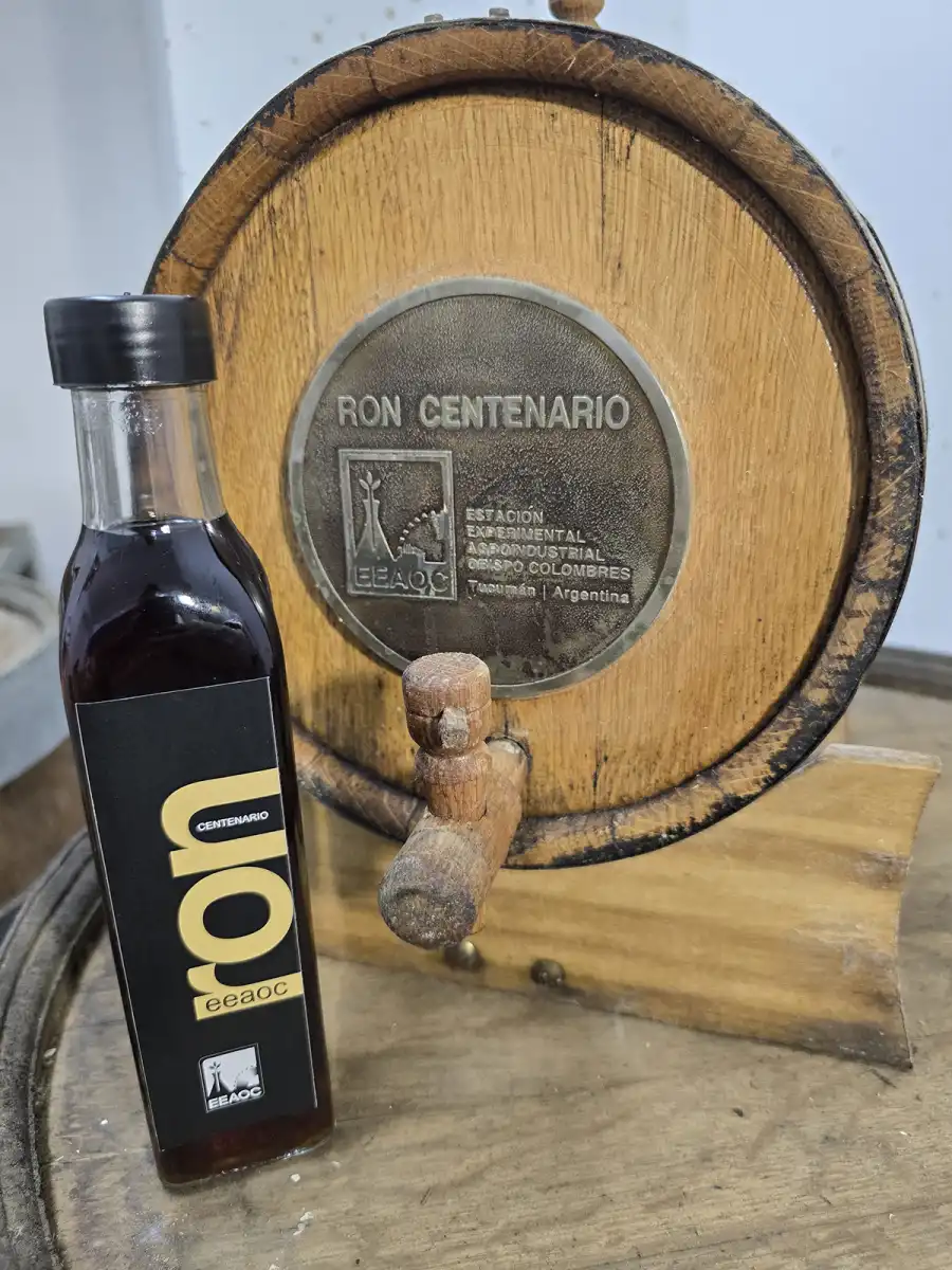 ALMACENAMIENTO. El ron “Centenario” se añeja en toneles de roble.