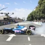 Colapinto cerró su show en Buenos Aires con el Lotus E20 en llamas y una multitud rendida a sus pies