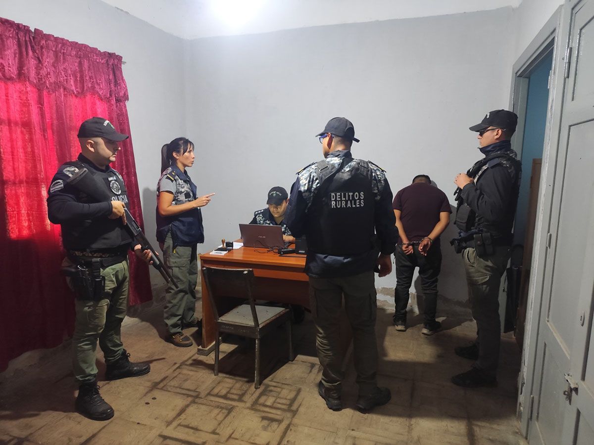 CON FUERTE CUSTODIA. Policías realizan las actuaciones con el conductor que se escondió durante varias horas en los montes tucumanos.