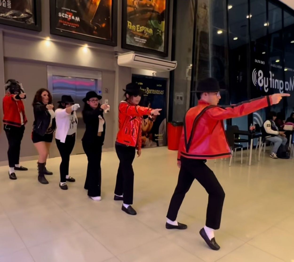 EN EL CINE. Un grupo de bailarines en el hall del Atlas Vía 24.