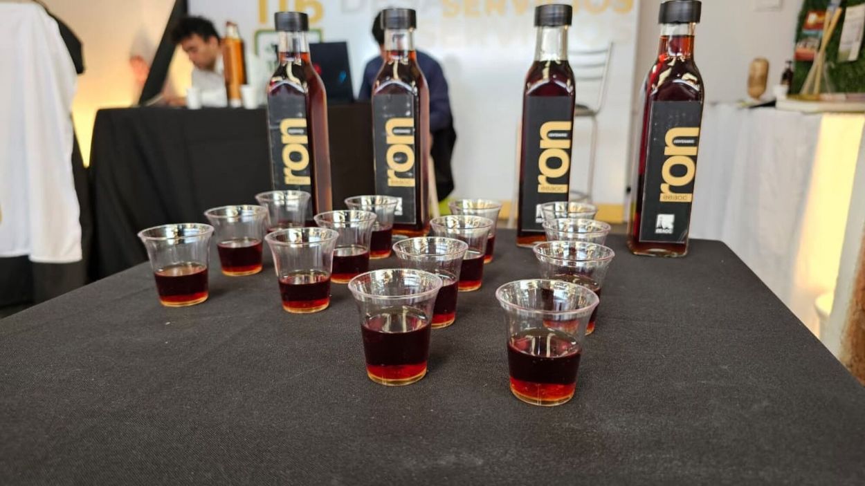 SOUVENIR. En algunos eventos de la Eeaoc se suelen regalar muestras del ron.