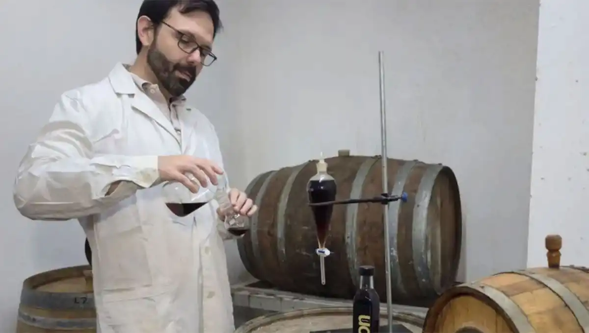 RESPONSABLE. Marcos Russo está actualmente al frente de la planta piloto de producción de ron, de la Eeaoc.