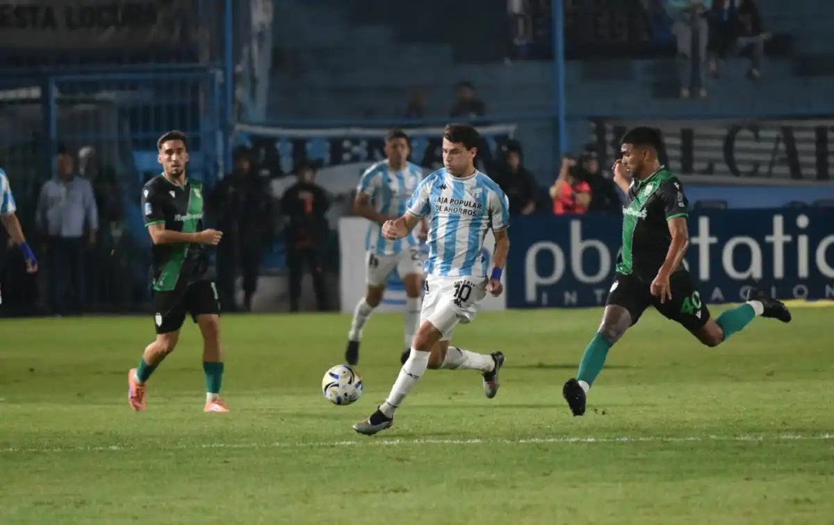 CON LA PELOTA DOMINADA. Franco Nicola convirtió el gol del “Decano”, pero estuvo impreciso con la pelota y tomó muchas decisiones apresuradas.