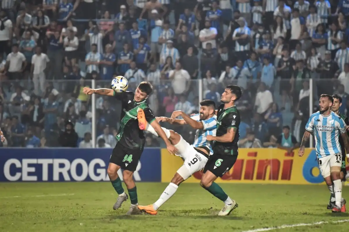 ARDUA TAREA. Leandro Díaz sostuvo un duelo físico constante con los centrales de Banfield, aunque le faltó lucidez para concretar las oportunidades que tuvo.