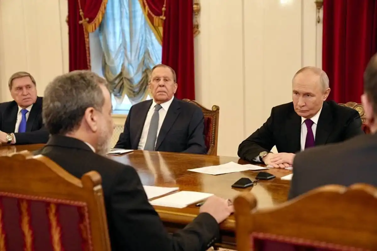 Vladimir Putin se reunió con el ministro de Asuntos Exteriores iraní Abbas Araghchi. FOTO X @aamajnews_EN