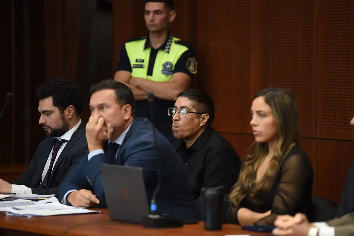 ACUSADO. César Soto, en el centro de la imagen, con anteojos.