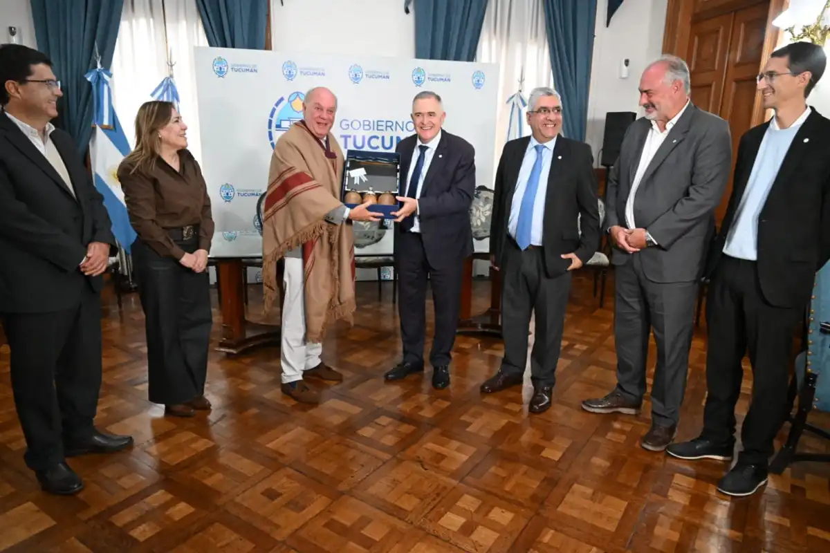 EN CASA DE GOBIERNO. Jaldo y sus funcionarios junto a Martín Cabrales. COMUNICACIÓN PÚBLICA